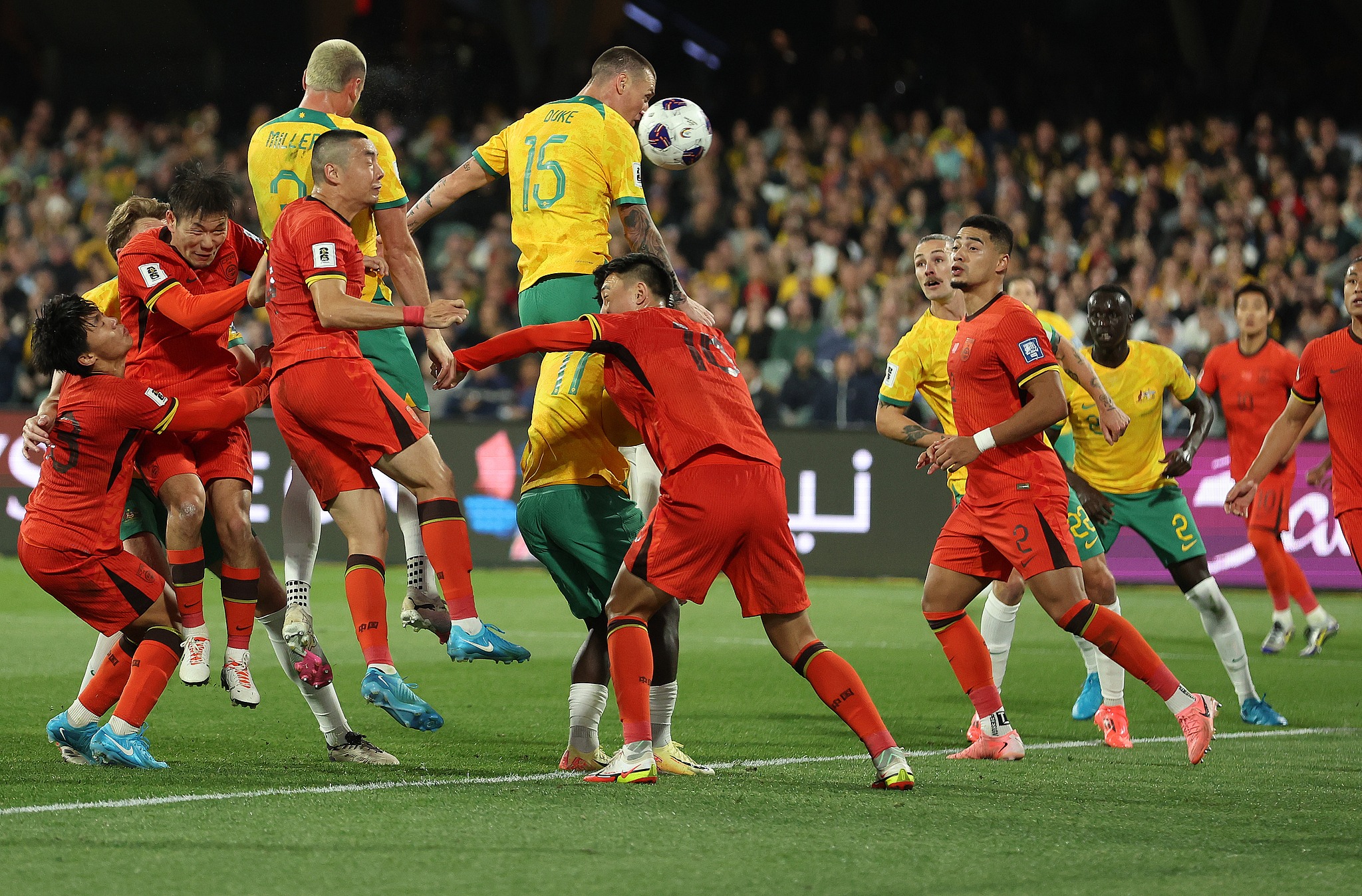 Miller (số 3) đánh đầu ghi bàn gỡ hòa 1-1 trong trận Australia thắng ngược Trung Quốc 3-1 trên sân nhà Adelaide chiều 10/10. Ảnh: Net Ease 